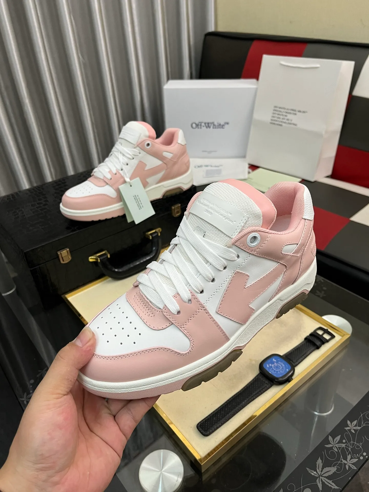 Men's shoes 💰600⌚️⌚️ OFF-White C/O VirGil Abloh fashionable and versatile casual shoes. Exclusive first release of the new model. Made of environmentally friendly cowhide leather and mesh fabric upper material. The insole is embedded with foam cushioning EVA material. The correct midsole is equipped with EVA lightweight cushioning. External tooth nail rubber outsole. The correct accessories can be customized simultaneously. Women's model: 35-40 Men's model: 39-45